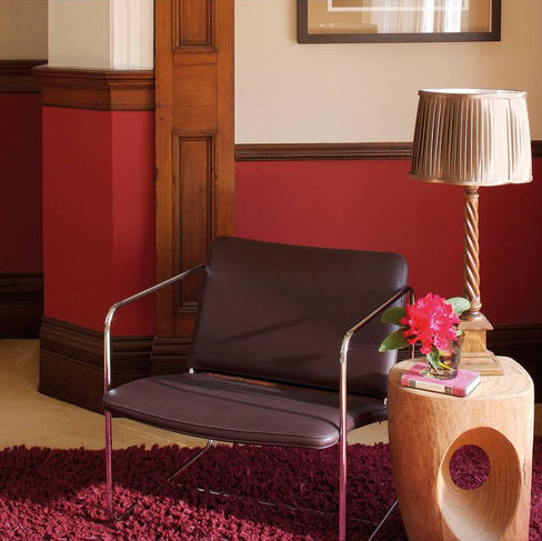 Fauteuil et design d'intérieur rouge cerise couleur tendance 2025 par une décoratrice