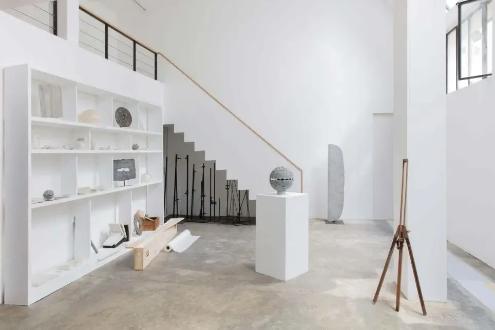 Maison atelier d'artiste paris minimaliste et blanc claude de soria