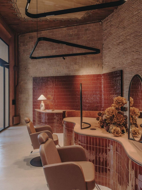 lumière tamisé dans un salon de coiffure design et classe luxe haut de gamme