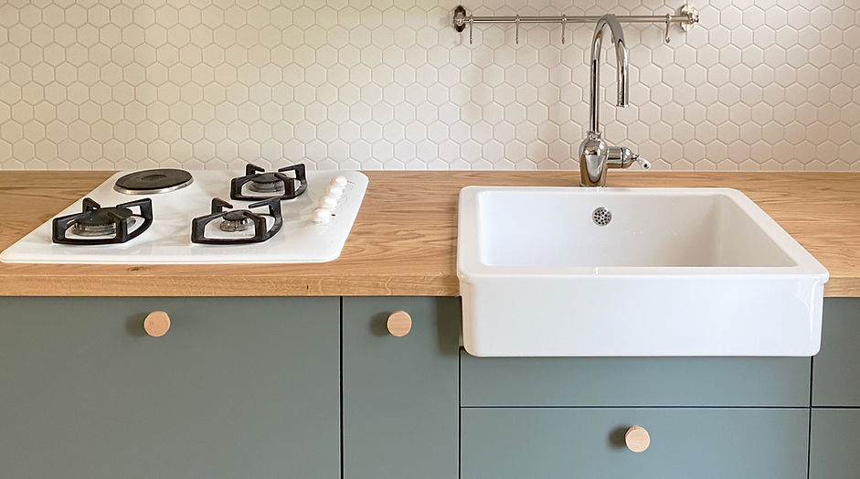 Cuisine avec évier avec face avant visible au couleur vert d'eau par un architecte d'intérieur