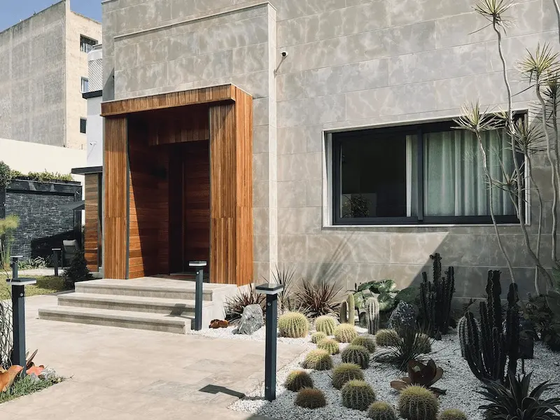 Villa rénové par un architecte d'intérieur inspiration de façade en pierre et bois