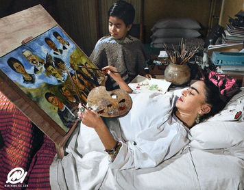 Frida Kahlo dans sa maison à Mexico peint dans son lit qui devient son atelier d'artiste