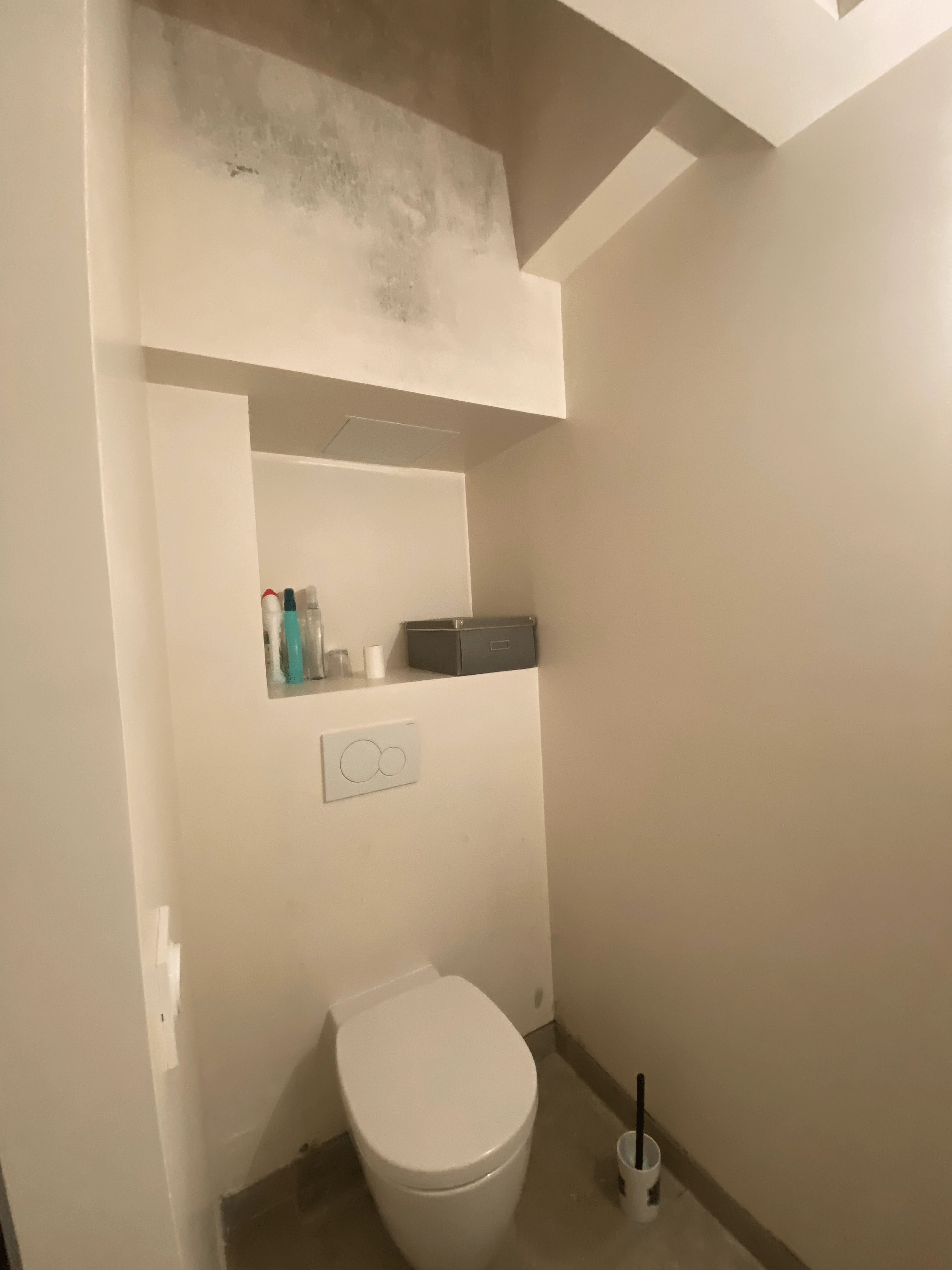 Rénovation salle de bain avant le passage de l'architecte d'intérieur  traces d'humidité et de moisissures au mur