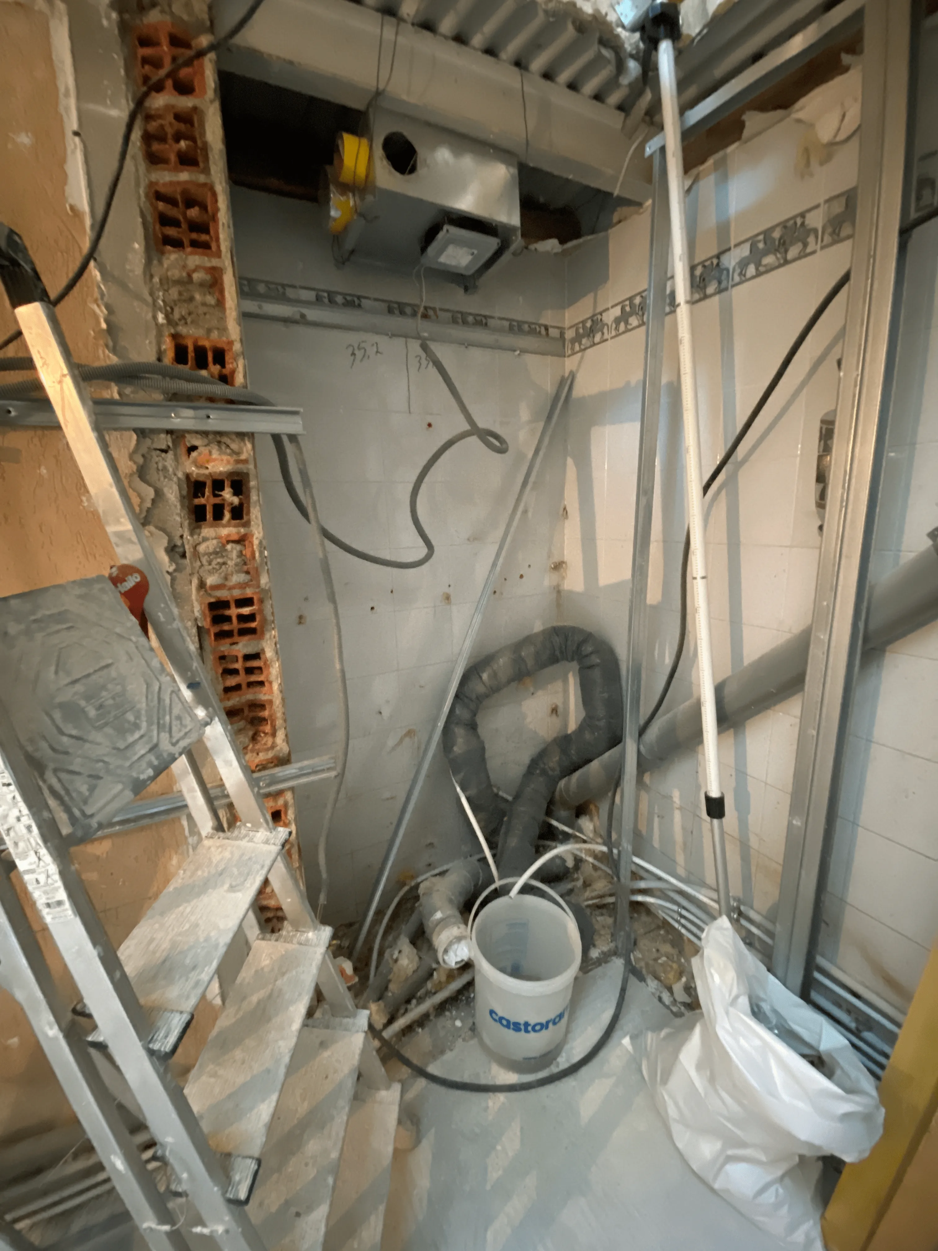 Rénovation salle de bain pendant les travaux accompagné par architecte d'intérieur phase de démolition