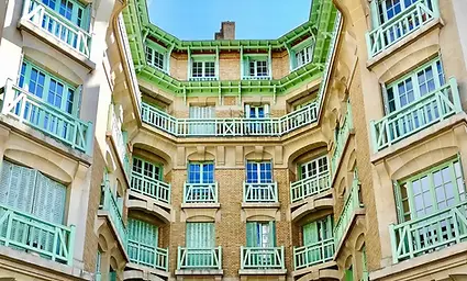 Magnifique immeuble alsacien boiserie et poutre couleurs Paris 15 architecture