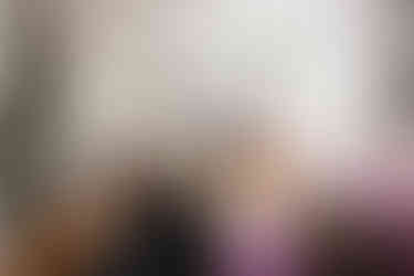 Idée inspiration salon coloré à Paris avec poutres blanches  par un architecte d'intérieur Perspectives Architecture & Design