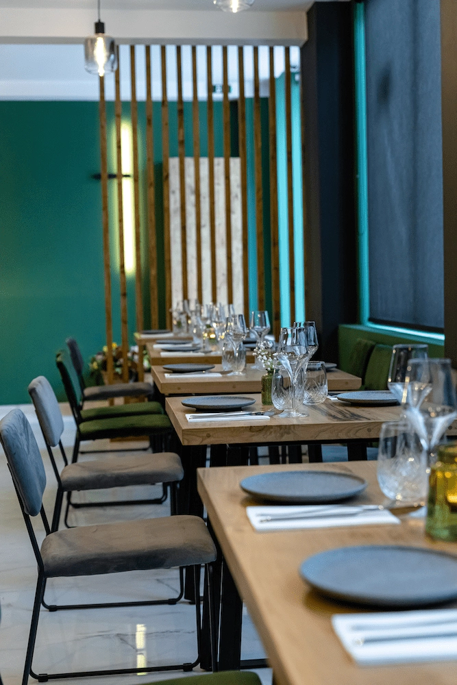 salle d'un restaurant vert forêt décoré par un architecte d'intérieur