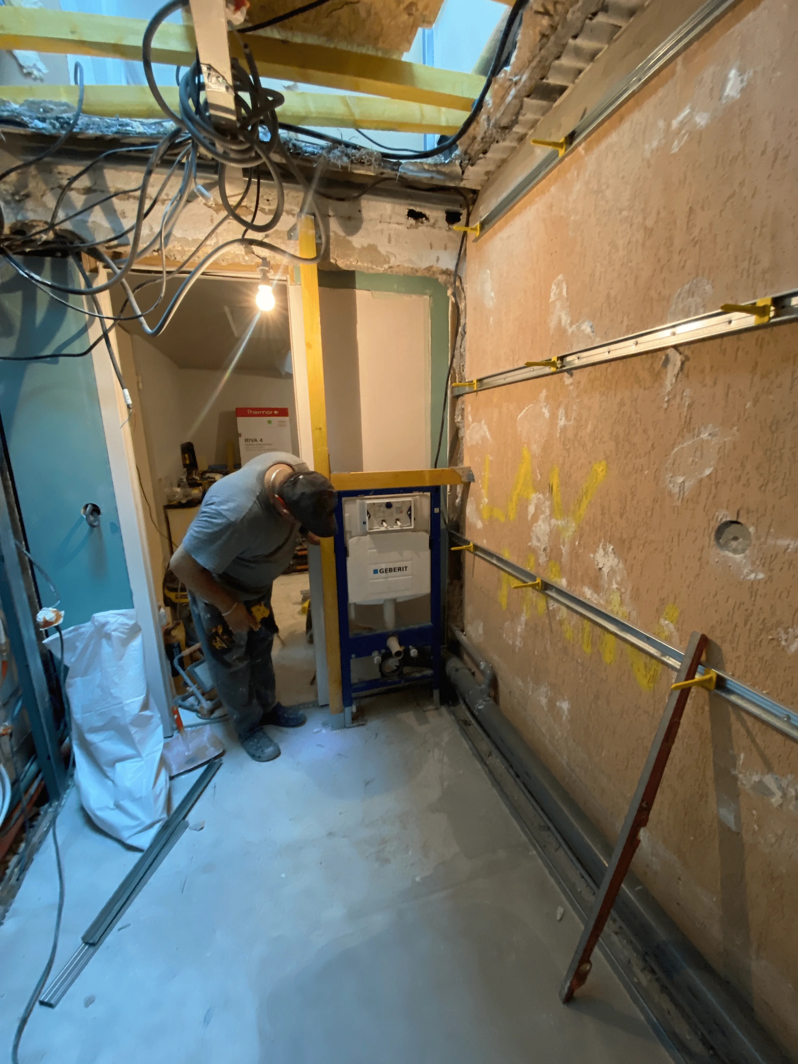 Rénovation salle de bain pendant les travaux accompagné par architecte d'intérieur pose de l'isolation