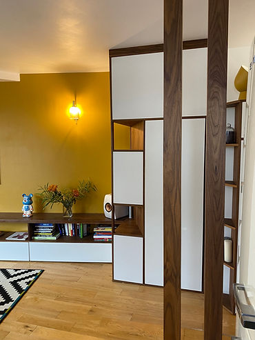 mur jaune avec meuble sur mesure en noyer dans un appartement