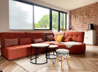 Salon bohème chic avec un canapé rose saumon habitat