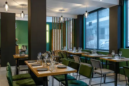 Restaurant décoré par un architecte d'intérieur vert forêt