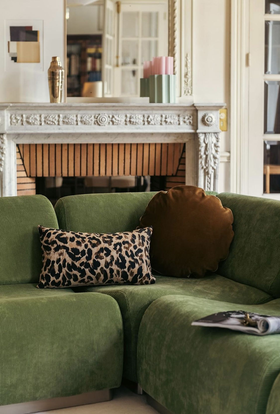 canapé en velours vert tendance pour un salon cosy et chaleureux astuce d'une décoratrice d'intérieur à Paris