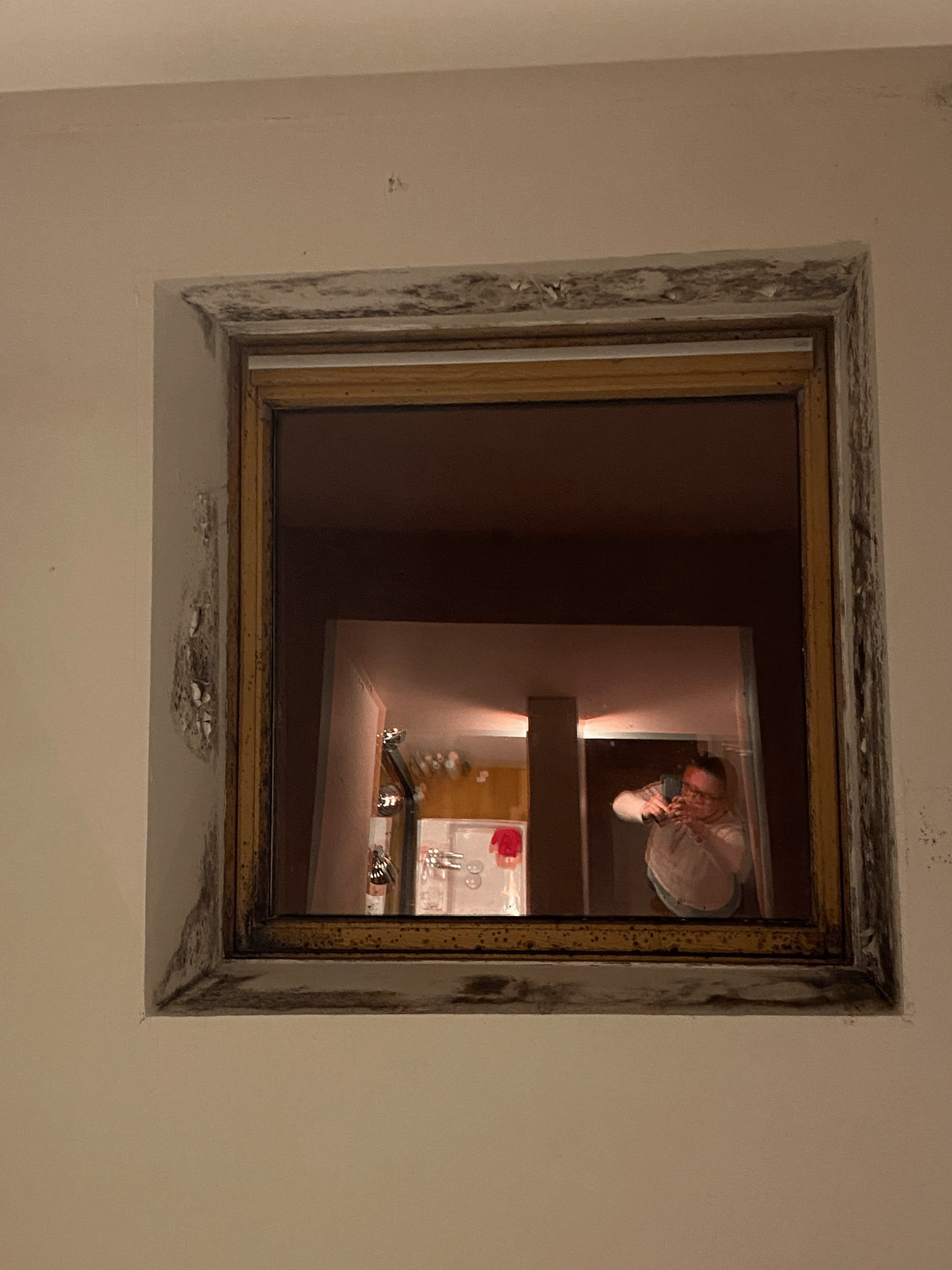 Rénovation salle de bain avant le passage de l'architecte d'intérieur fenêtre avec de la moisissure que faire