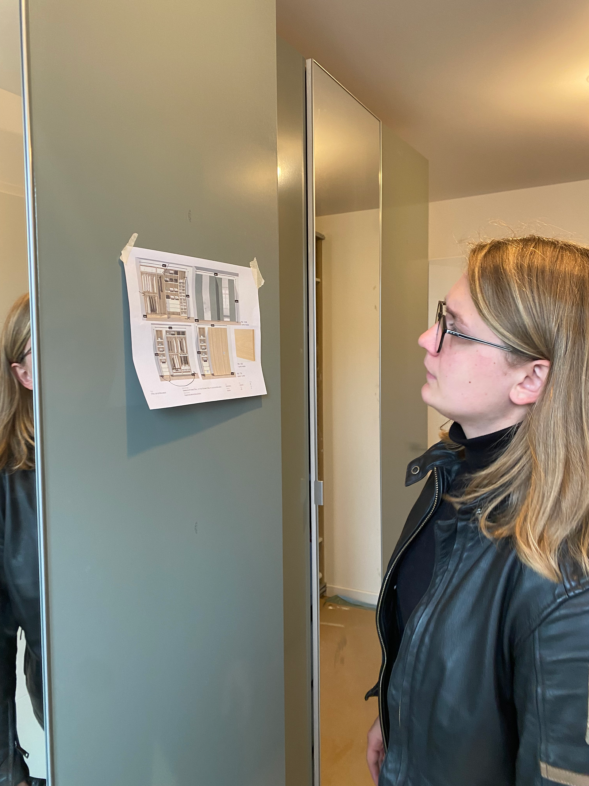Andzelika Szwedo lit un plan 3D sur un chantier pour s'assurer du respect des consignes par les artisans pendant les travaux