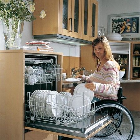 Cuisine adaptée au handicap en fauteuil roulant lave vaisselle en hauteur aménagement par un architecte d'intérieur PMR