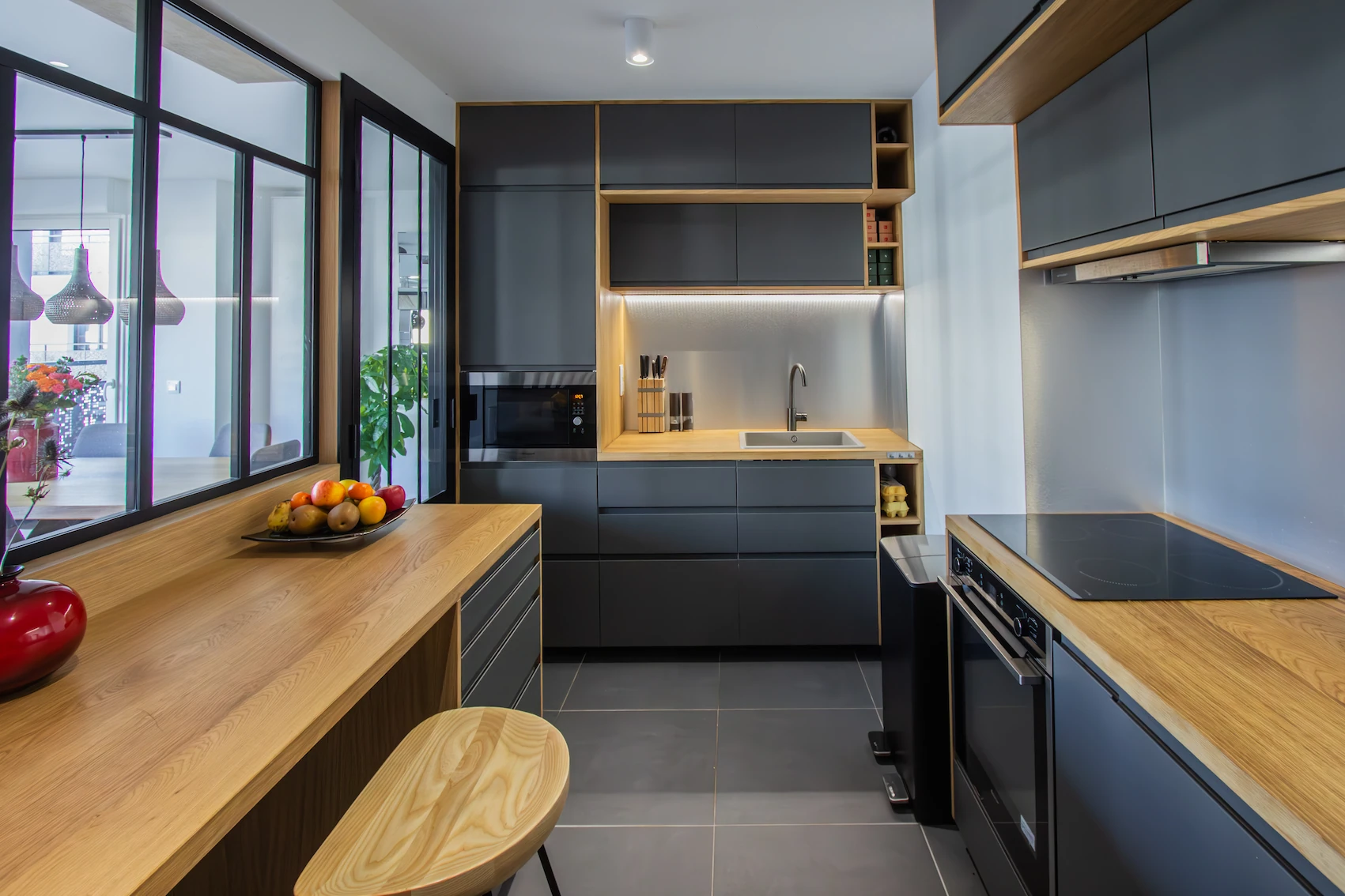 cuisine ikea gris dans un appartement neuf avec du bois sur mesure
