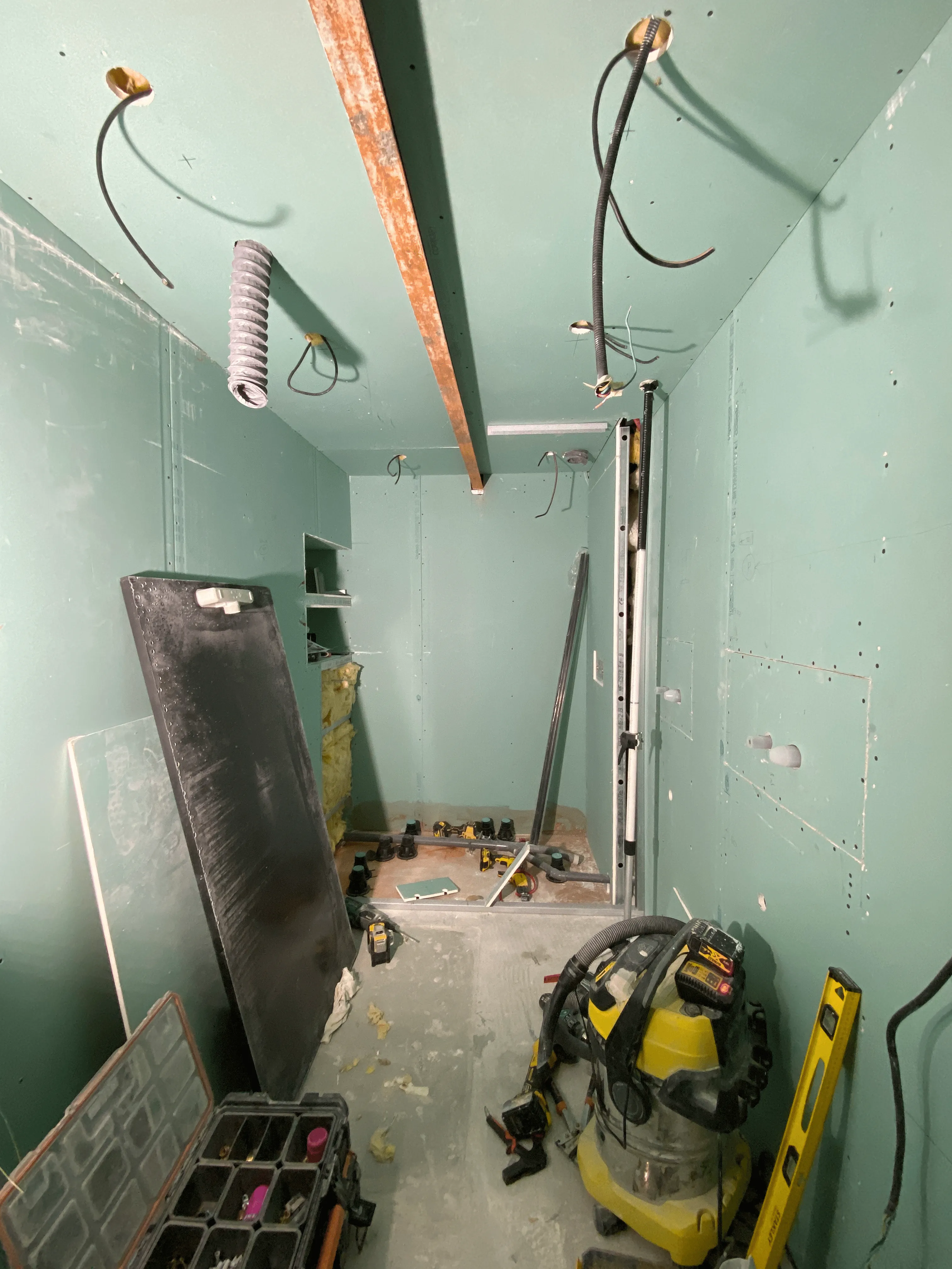 Rénovation salle de bain pendant les travaux accompagné par architecte d'intérieur pose du BA13 hydrofuge