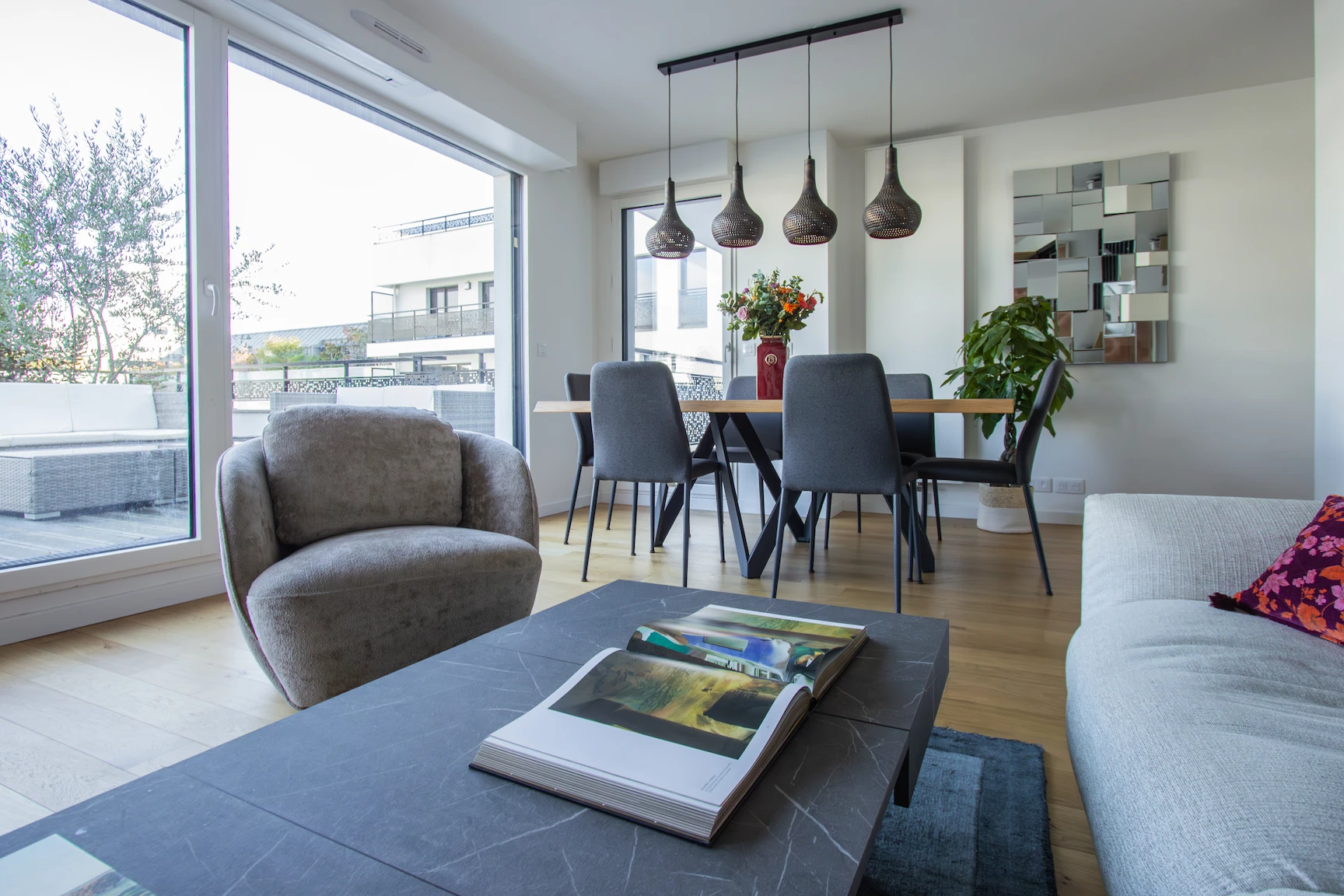 appartement neuf table basse minérale et table à manger gris
