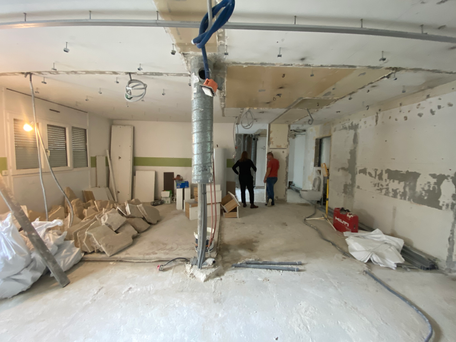 Mise à nu d'un appartement à Charenton-le-pont avec sac de gravas durant le suivi d'un chantier effectué par un architecte d'intérieur