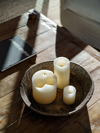 objet déco salon cosy table basse en bois et bougie d'ambiance