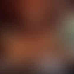 Appartement design tendance déco 2025 tout en bois avec verrière lampe japonaise boule d'ambiance et canapé bas style mid century et 70's