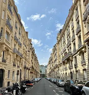 Rue calme de Paris 15e lors d'une balade architecturale travaux de rénovation