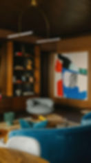 salon cocooning année 70 ambiance tendance déco 2025 inspiration canapé bleu