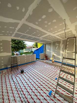 Construction d'une extension de maison avec installation d'un chauffage au sol hydrolique pour des économies d'énergie