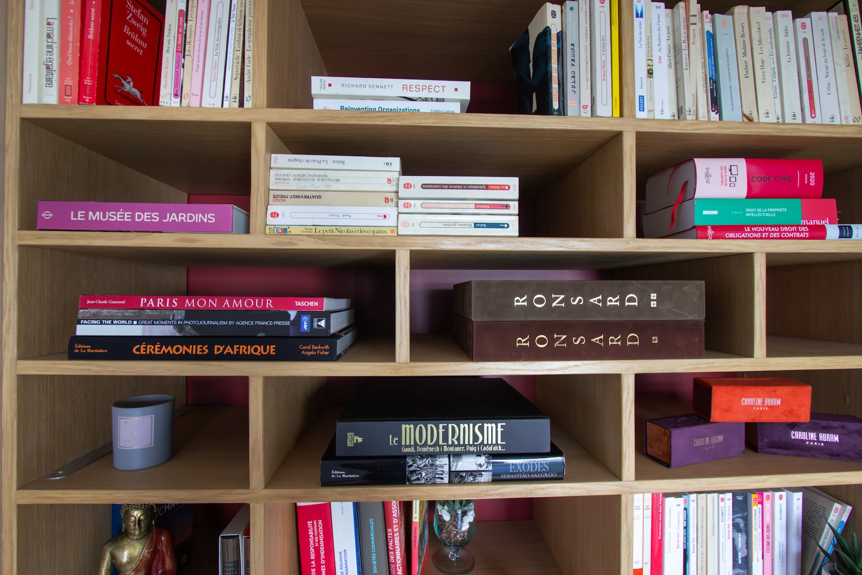 zoom sur le meuble en bois sur mesure dans un appartement neuf