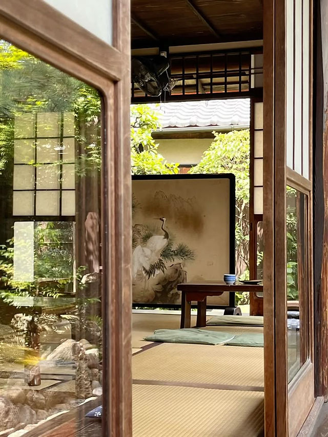 Chashitsu maisons de thé traditionnelles japonaises inspiration style zen et wabi sabi porte vitré séparation