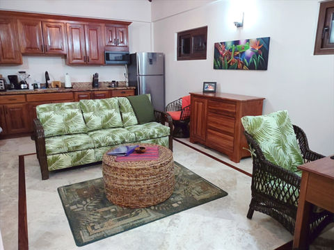 2nd Floor Livingroom - Picture 1.jpg