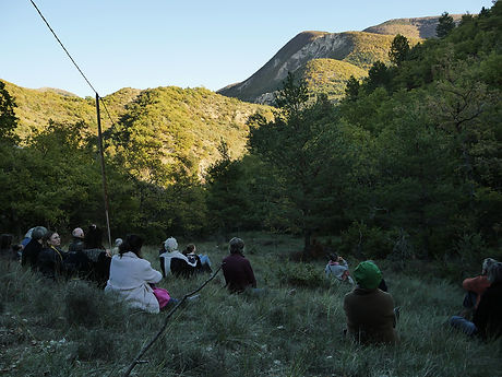 Polynome & an• other here residency - Epilogue 2, Montbrun-les-Bains - Lisa Hoffmann, marche performative