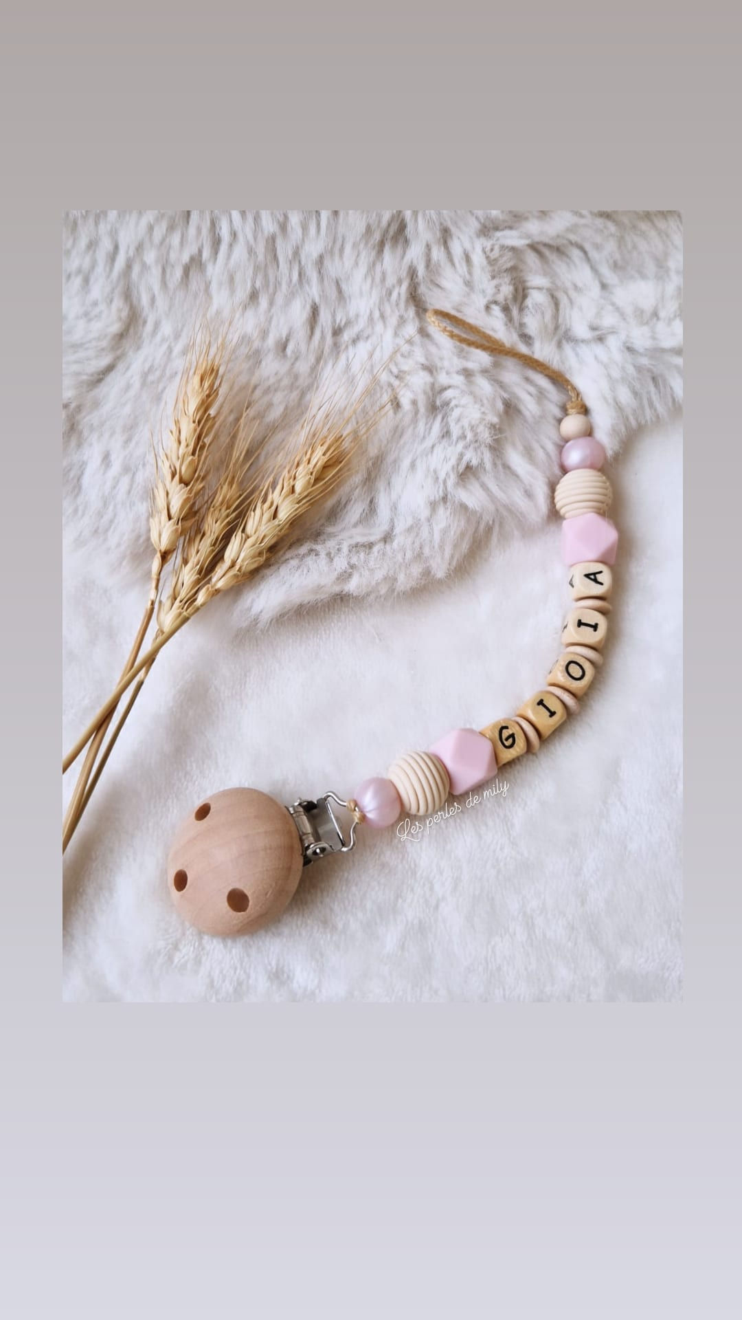 Attache tétine lettre en bois