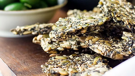 Hausgemachtes Knäckebrot mit verschiedenen Samen
