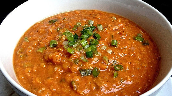 Rotes Linsencurry mit Kokosmilch und Zitronengras