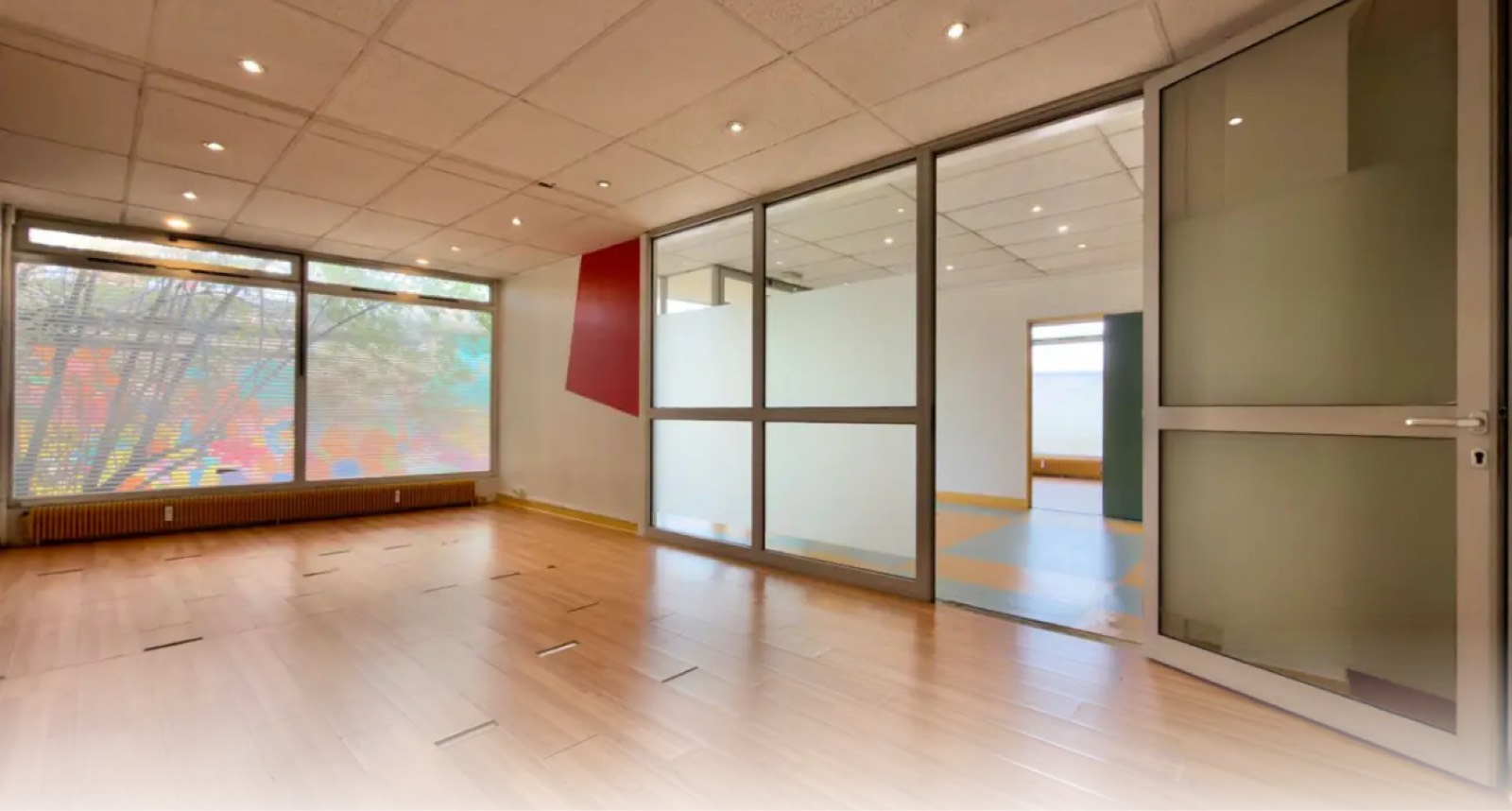Espace de bureau lumineux avec cloisons vitrées