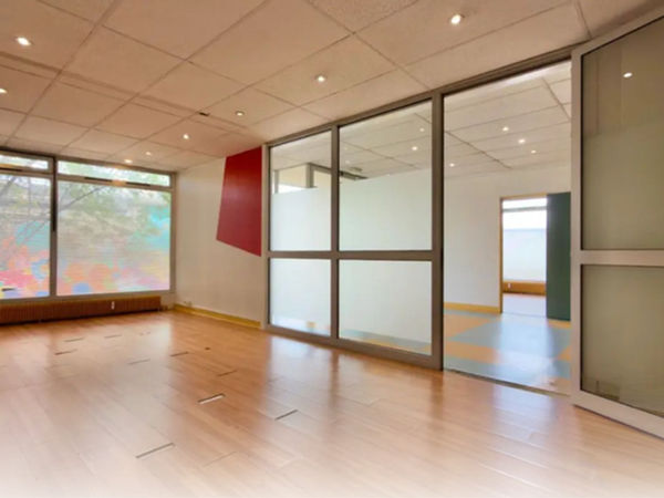 Espace de bureau lumineux avec cloisons vitrées