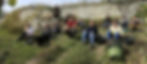 Das Bild zeigt einen Teil des Handleseteams des Hofgut Dahlem. Es stammt vom gleichen Tag wie das zuvor gezeigte Traktorbild. Insgesamt 12 Lesehelfer sind zu sehen. Darunter Familienmitglieder und Freunde aber auch Saisonarbeitskräfte. Alle sitzen fröhlich und entspannt zusammen. Der Hofhund Emmi ist auch mit Freude dabei !