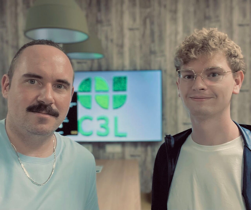 Prof. Dr. Marcel Schütz und Mentor Justus Donovan Bösch führen durch das MBA-Modul. Bild: Privat.