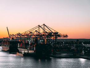 7 Crucial Factors to Consider When Booking Expedited Global Freight Services