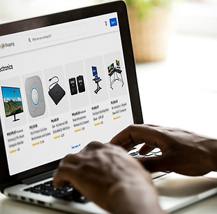 Un laptop la care se implementeaza un tip de campanie: Shopping Ads