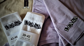 T-Shirts mit Transferdruck und Sportsocken mit eingestricktem Motiv Textilveredelung