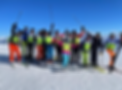 Grote groep skiers met handen in de lucht