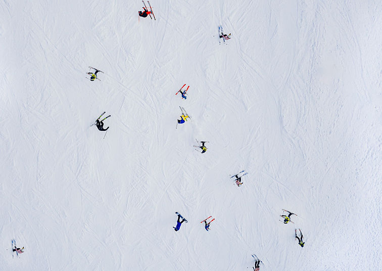 Skipiste van bovenaf foto met skiers