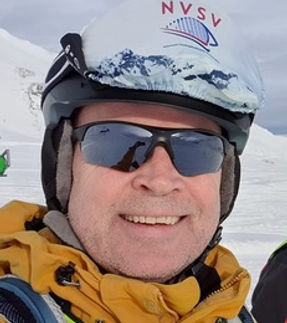 Robert met helm en skibril
