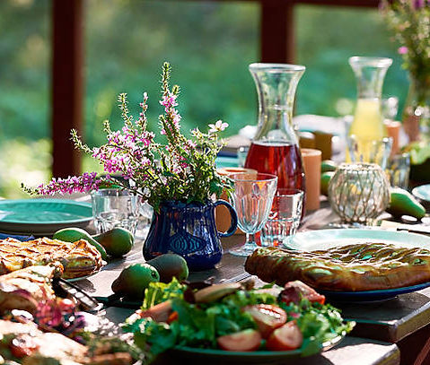 table garnis de produits locaux