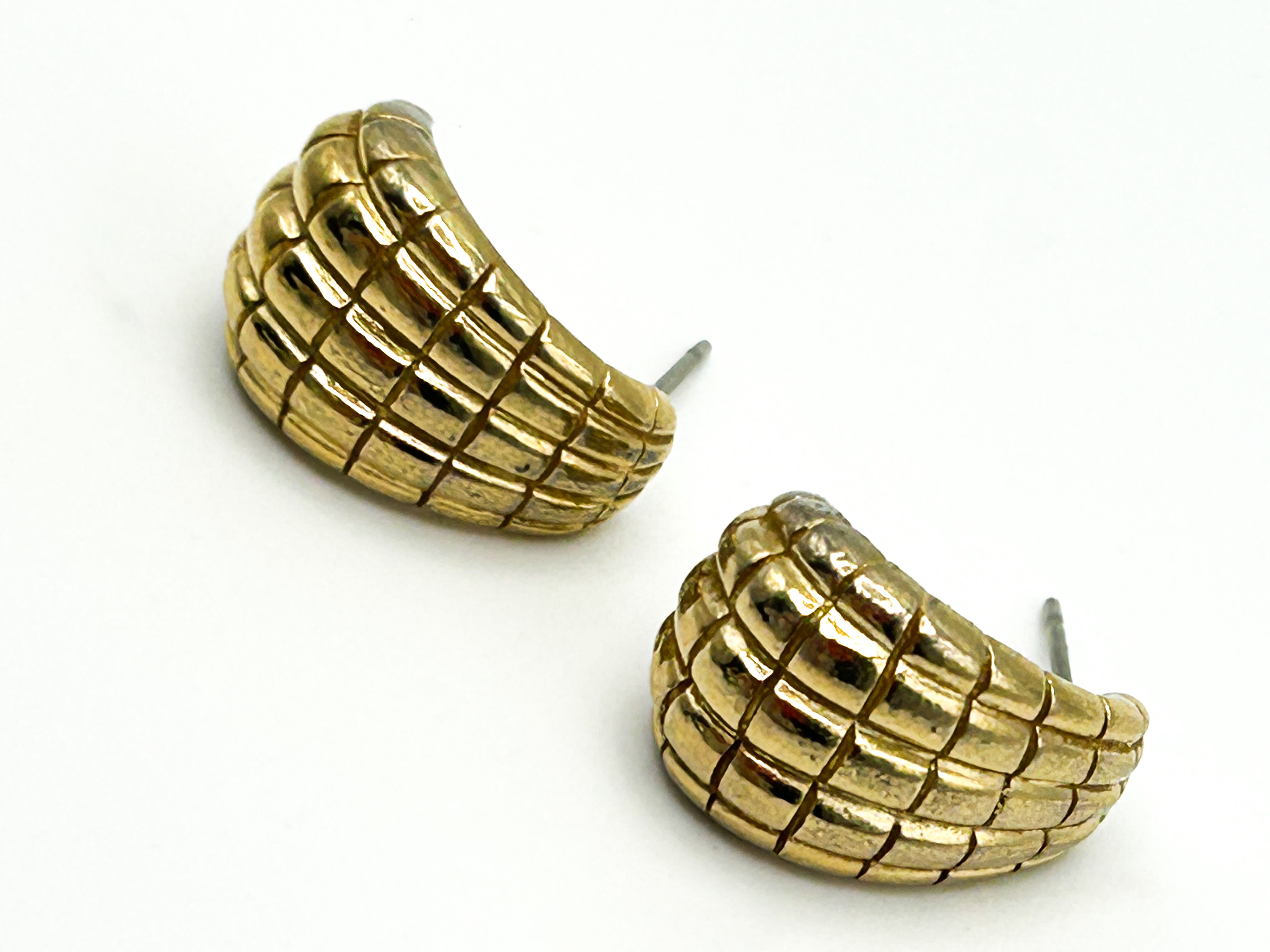 Vintage Signed Avon Gold Tone Earrings Ribbed Shell Studs