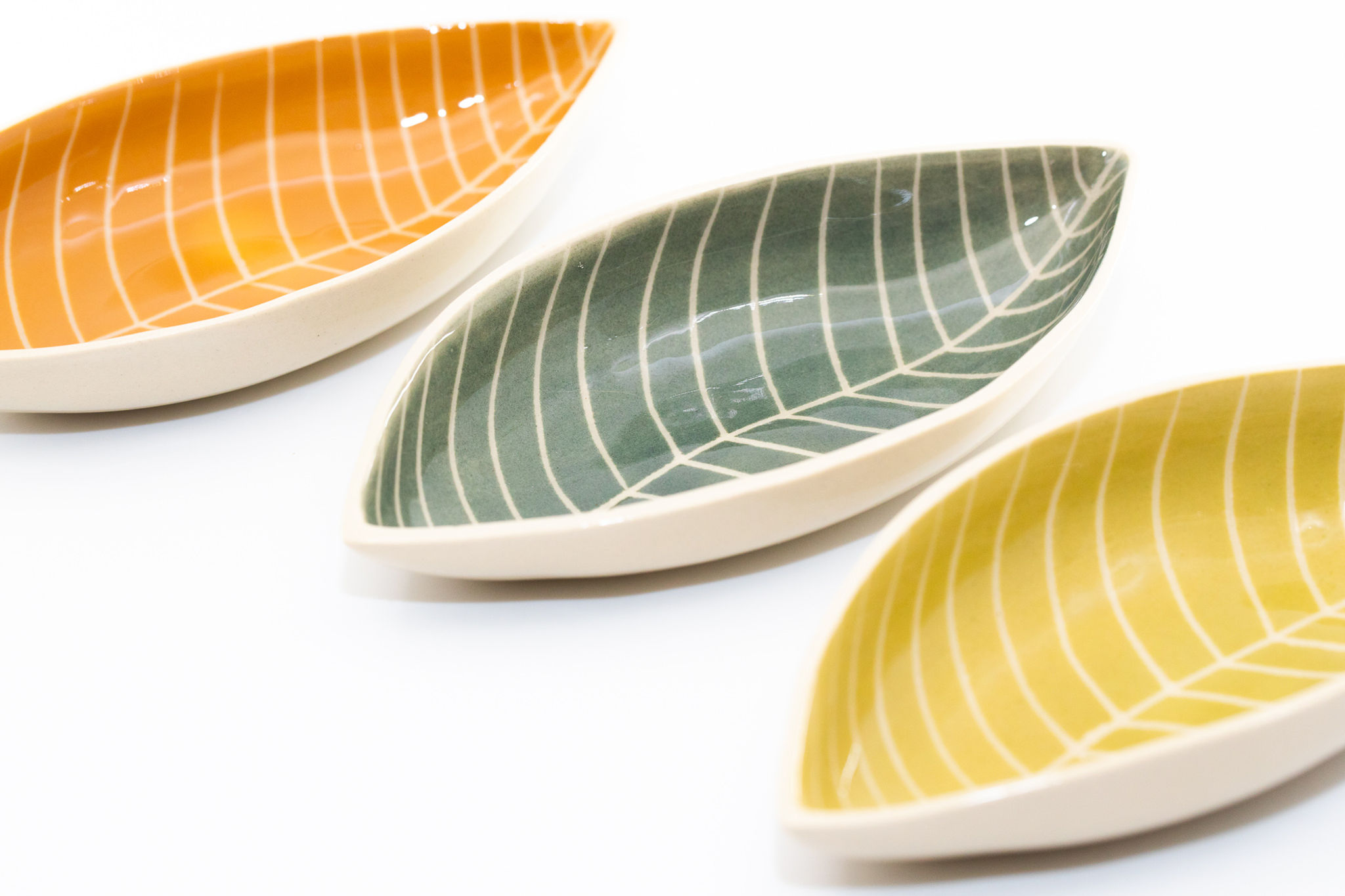 CERAMIKA Z LANCKORONY leave shaped accessory plate