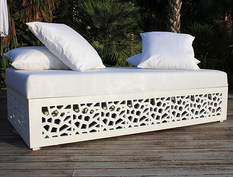 WHITE SOFA CHAIR