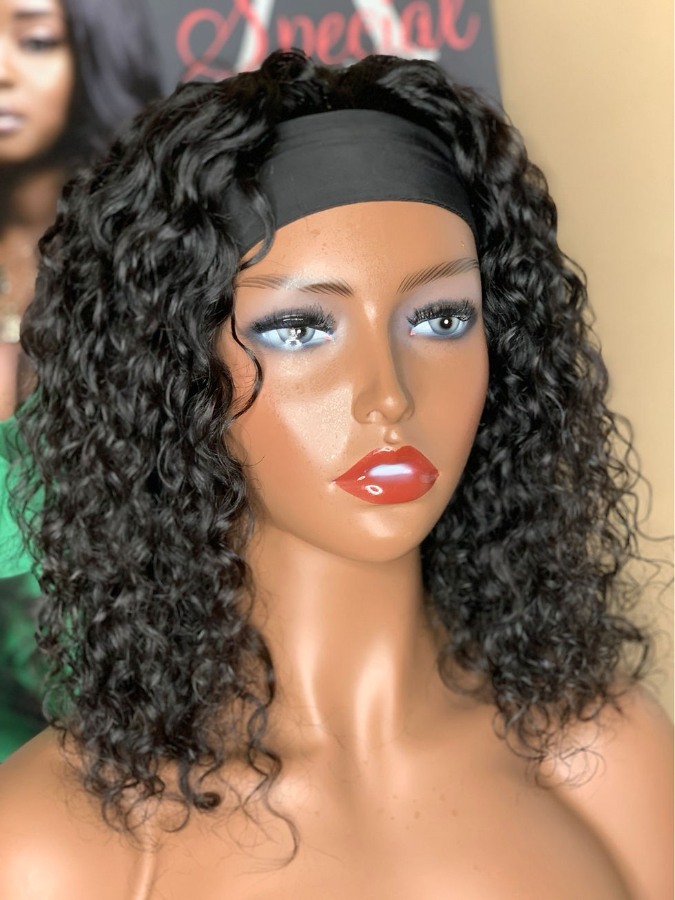 Thumbnail: Mona